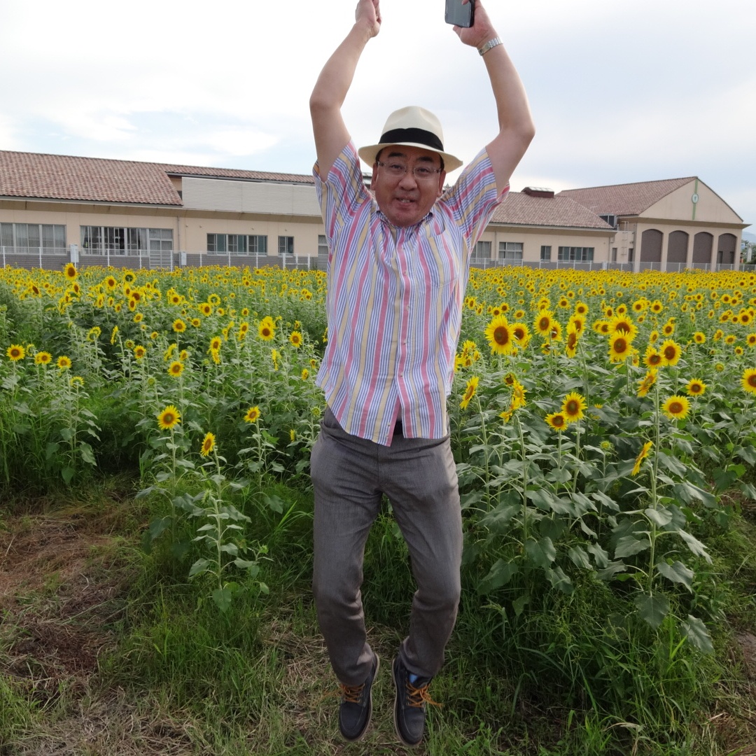 ひまわり畑に、きゅんです。夏空にJUMPは草。