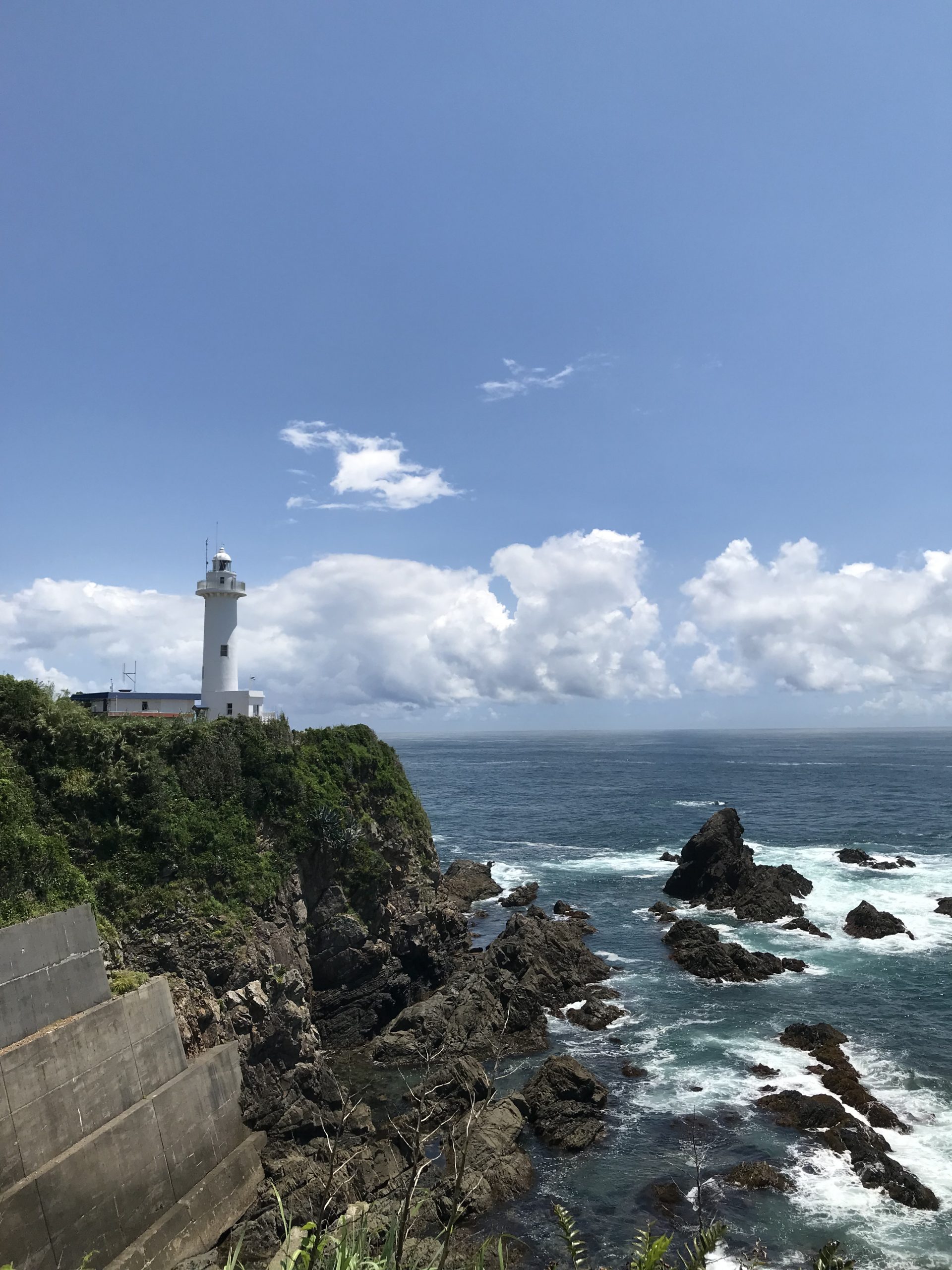 夏空と大王崎灯台