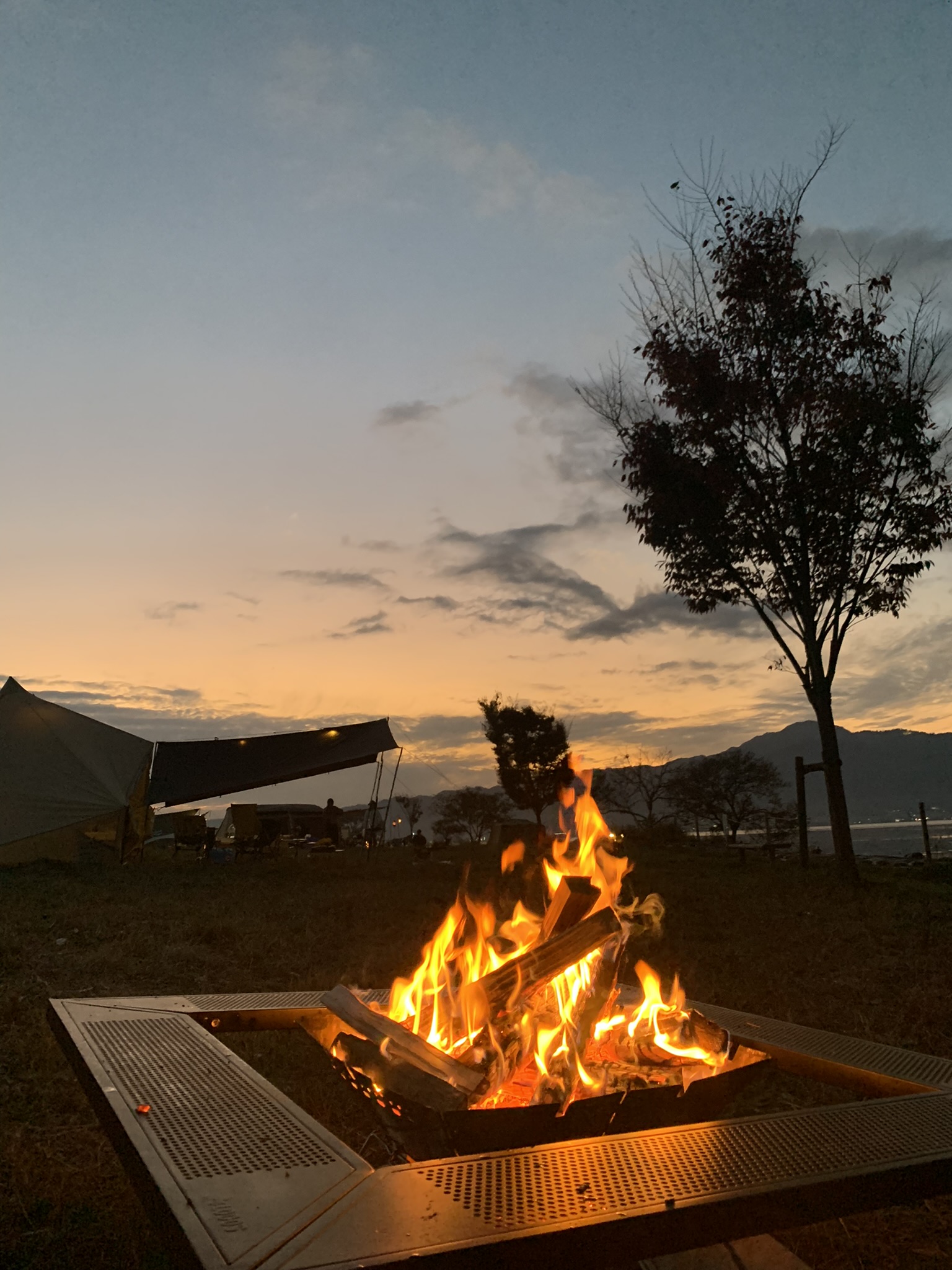 秋の夕暮れと火