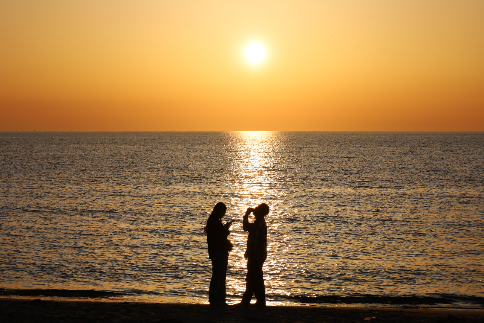 夕日とカップル